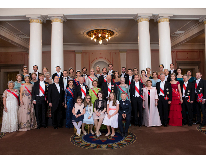 Kongelige gjester og statsoverhoder samlet rundt jubilantene før kveldens gallamiddag. Foto: Thomas Brun, NTB scanpix